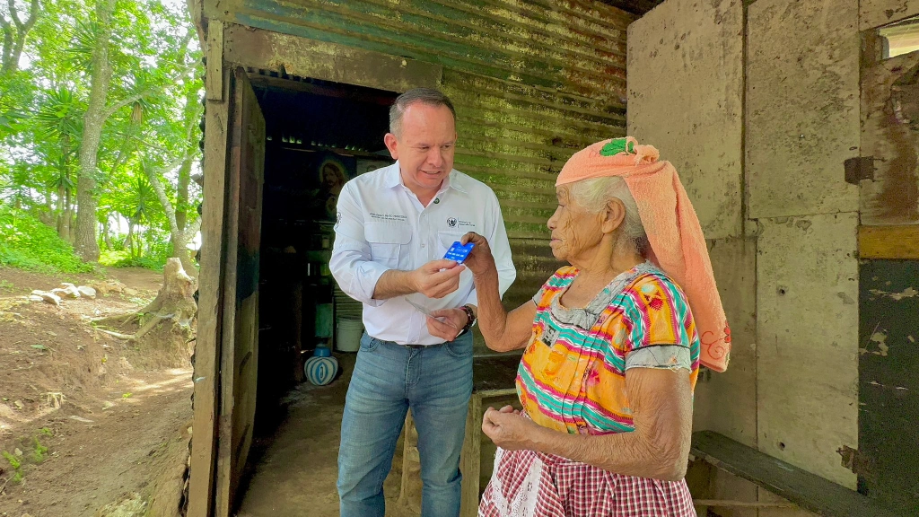 primera entrega de tarjetas para compra de alimentos a nuevos beneficiarios