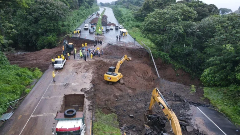 trabajos en la autopista Palín, Escuintla