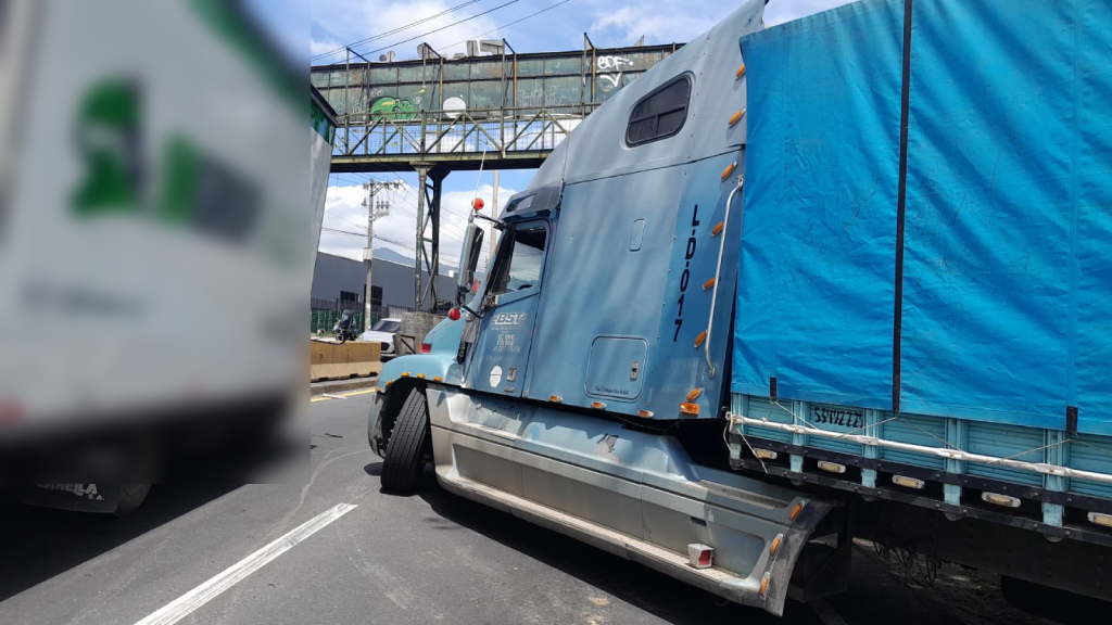 Tráiler averiado obstaculiza paso en ruta al Pacífico