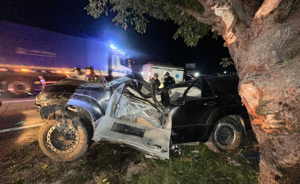 Conductor queda atrapado en vehículo tras impactar contra un árbol en ruta Interamericana