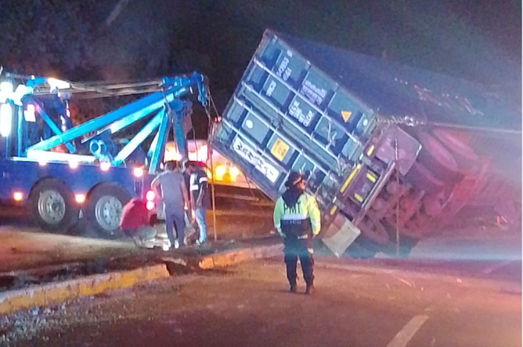 accidente de tráiler en km. 22 ruta Interamericana