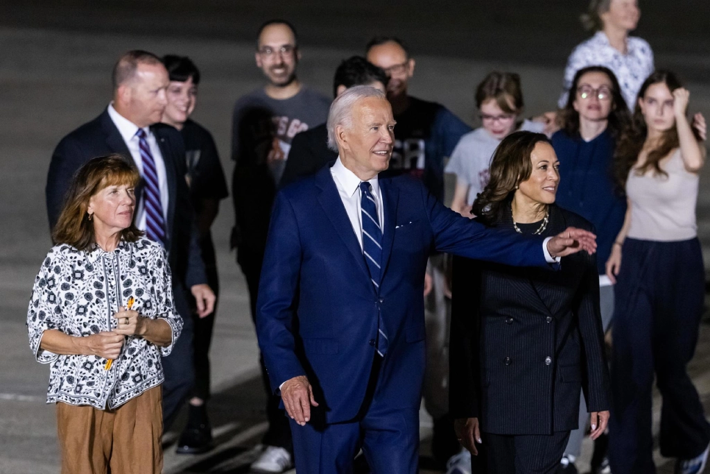 Biden y Harris reciben a prisioneros liberados en intercambio con Rusia