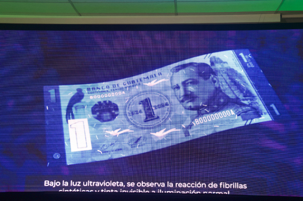 Banguat presenta billete conmemorativo de un quetzal