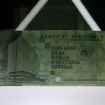 Banguat presenta billete conmemorativo de un quetzal