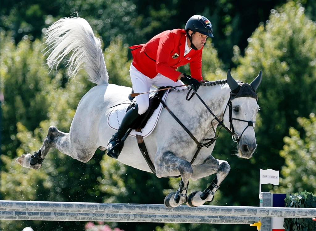 Christian Kukuk gana la medalla de oro en salto de obstáculos a caballo