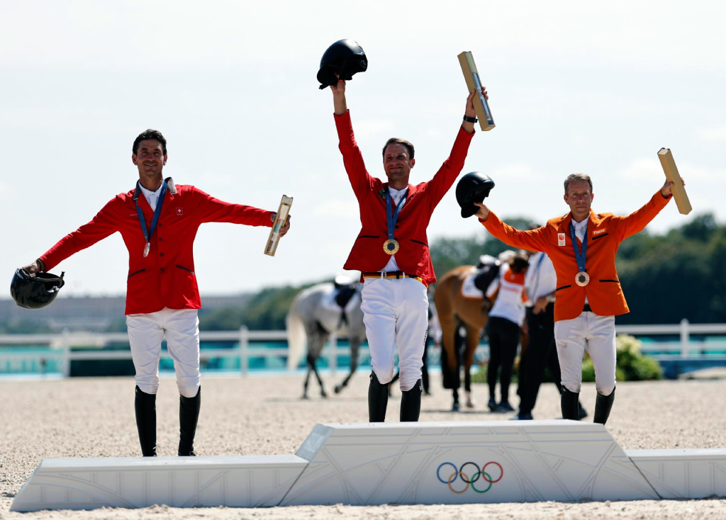 Christian Kukuk gana la medalla de oro en salto de obstáculos a caballo