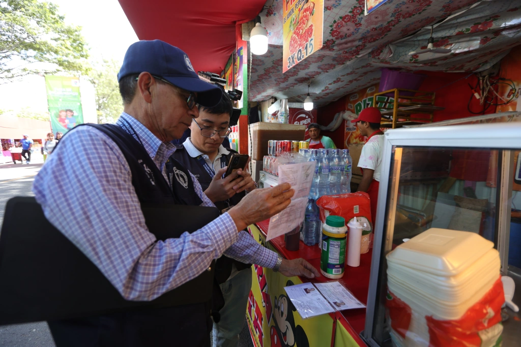 Salud verifica ventas de comida en Feria de Jocotenango