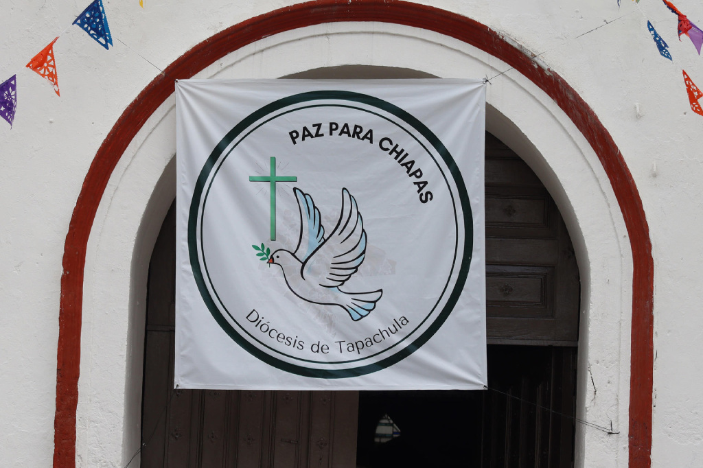 Fotografía de la fachada de una iglesia con un afiche que pide a las autoridades que eviten el aumento de violencia este martes, en la ciudad de Tapachula en el estado de Chiapas (México).