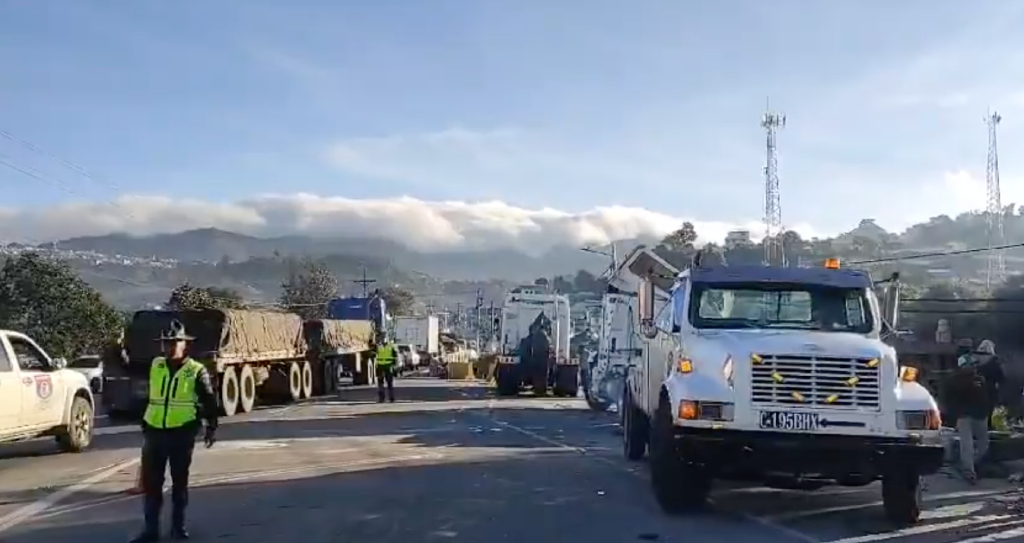 Paso sigue obstruido tras múltiple colisión en Totonicapán