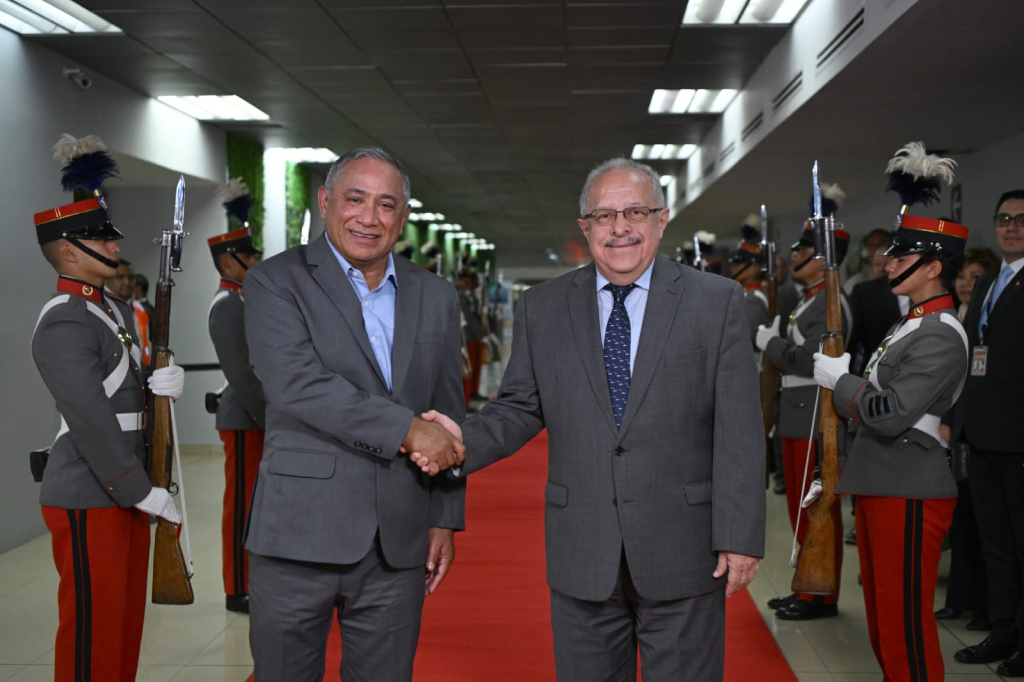 El primer ministro de Belice llega a Guatemala, John Briceño