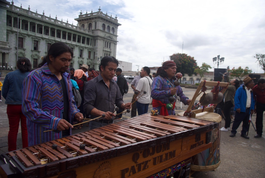 Actividades en plaza de la Constitución en el Día Internacional de los Pueblos Indígenas