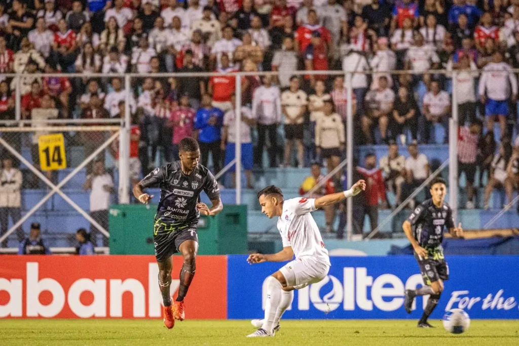 Olimpia ante Antigua G. F. C.