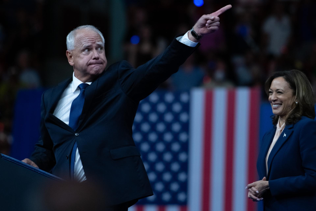 Tim Walz y Kamala Harris en mitin político en Pensilvania