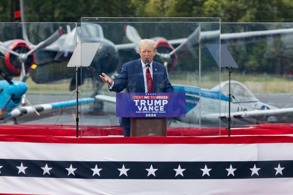 Tras atentado, Trump celebra mitin protegido por vidrio antibalas