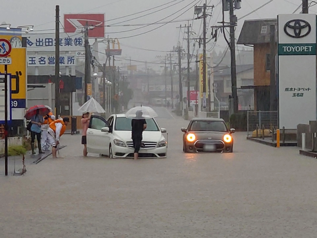 Inundaciones en Japón por tifón Shanshan