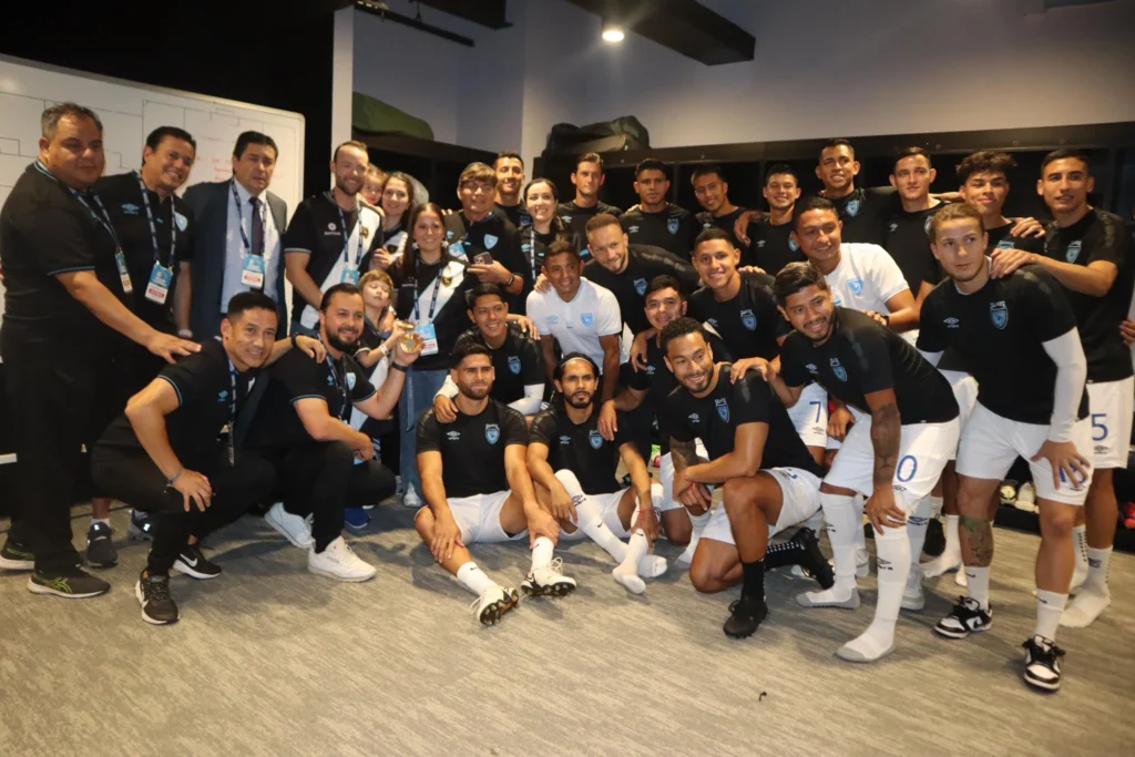 Adriana Ruano y Jean Pierre Brol homenajeados en partido de Selección de Guatemala