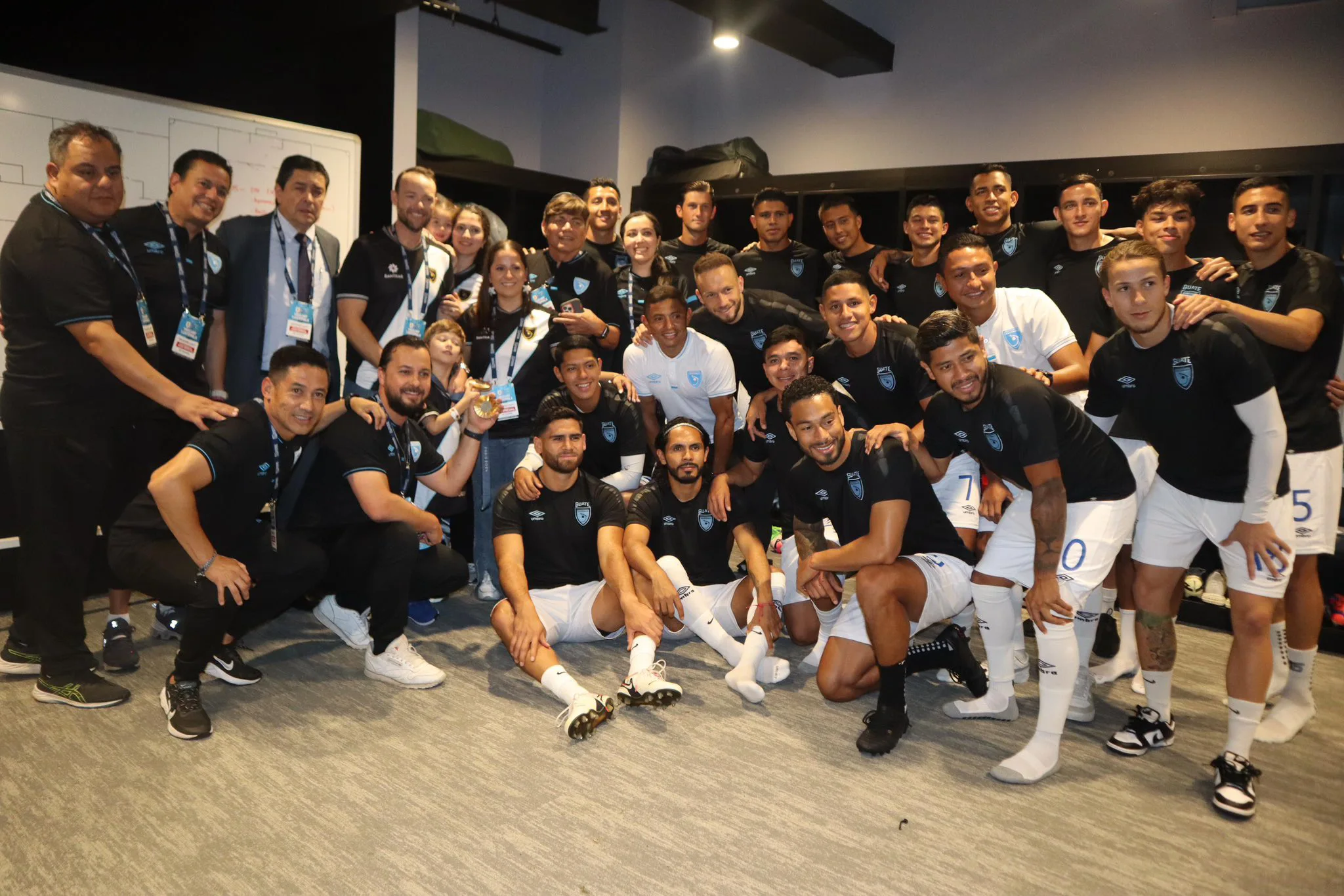 Adriana Ruano y Jean Pierre Brol homenajeados en partido de Selección de Guatemala