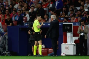 Árbitro suspende el derbi de Madrid