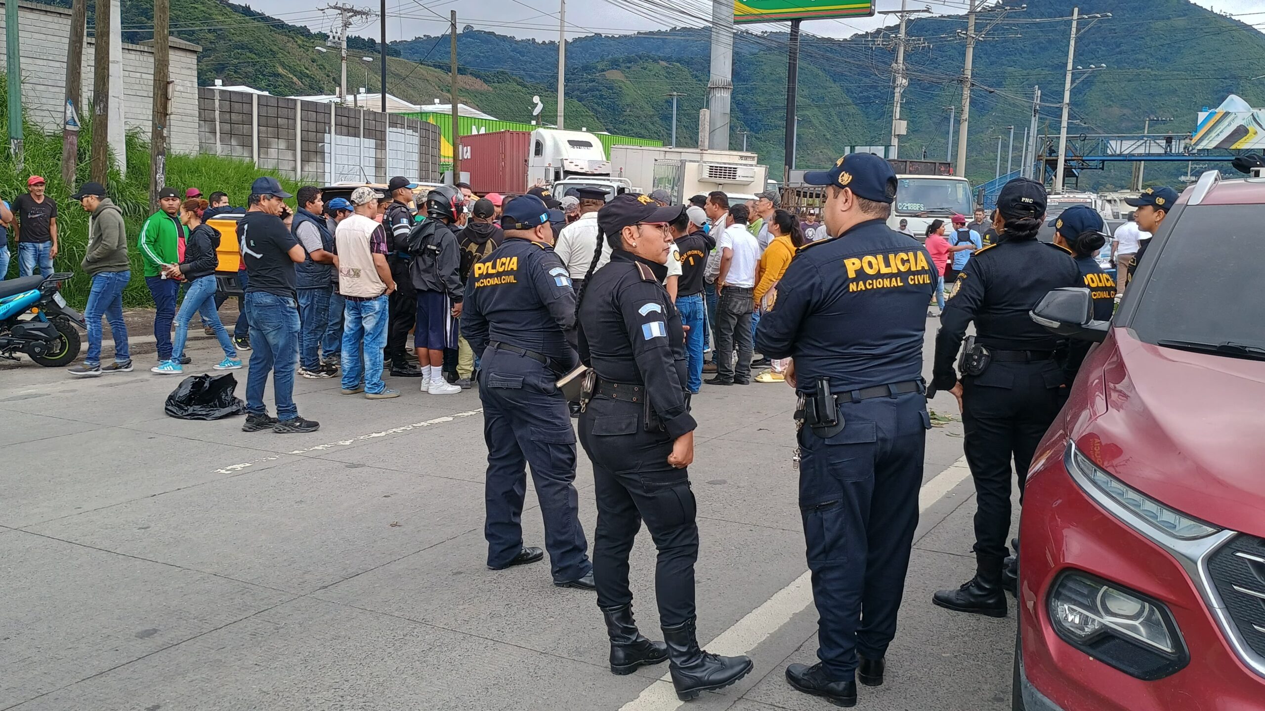 Bloquean ruta al Pacífico para exigir soluciones ante inundaciones