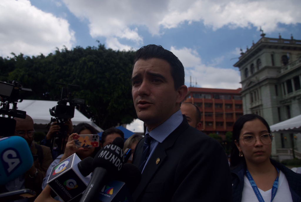 Gobernador de Guatemala, Diego de León, en ceremonia del encendido del Fuego Patrio