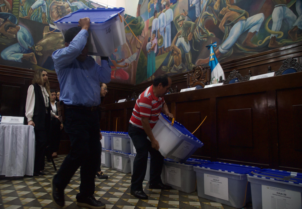 Postuladoras entregan al Congreso las nóminas de aspirantes a magistrados