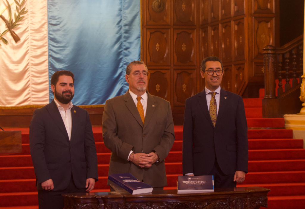 presidente Bernardo Arévalo, ministro de Finanzas Jonathan Menkos y secretario de Comunicación Santiago Palomo presentan presupuesto 2025