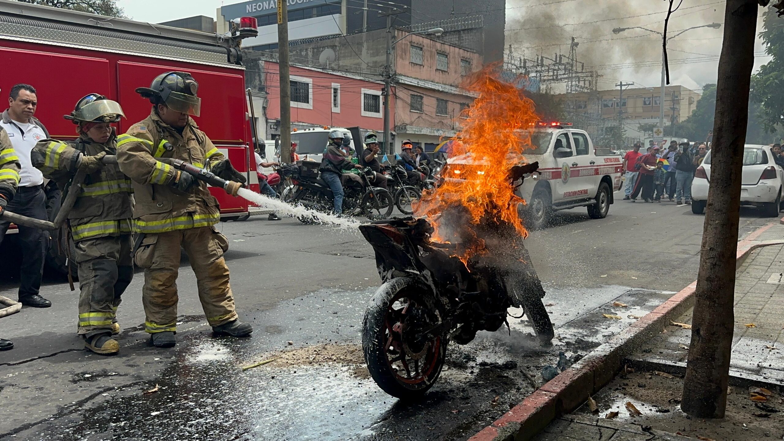 Incendio consume motocicleta en zona 3