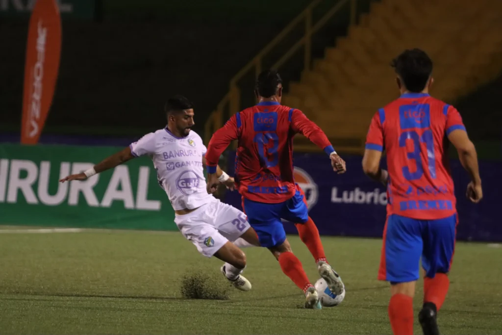 Clásico nacional entre Comunicaciones y Municipal.