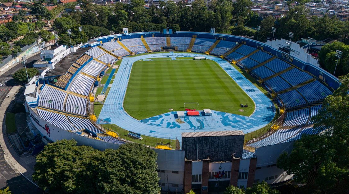 Luis Tena sobre gramilla del estadio Nacional