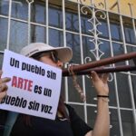 artistas manifiestan frente al edificio de Correos