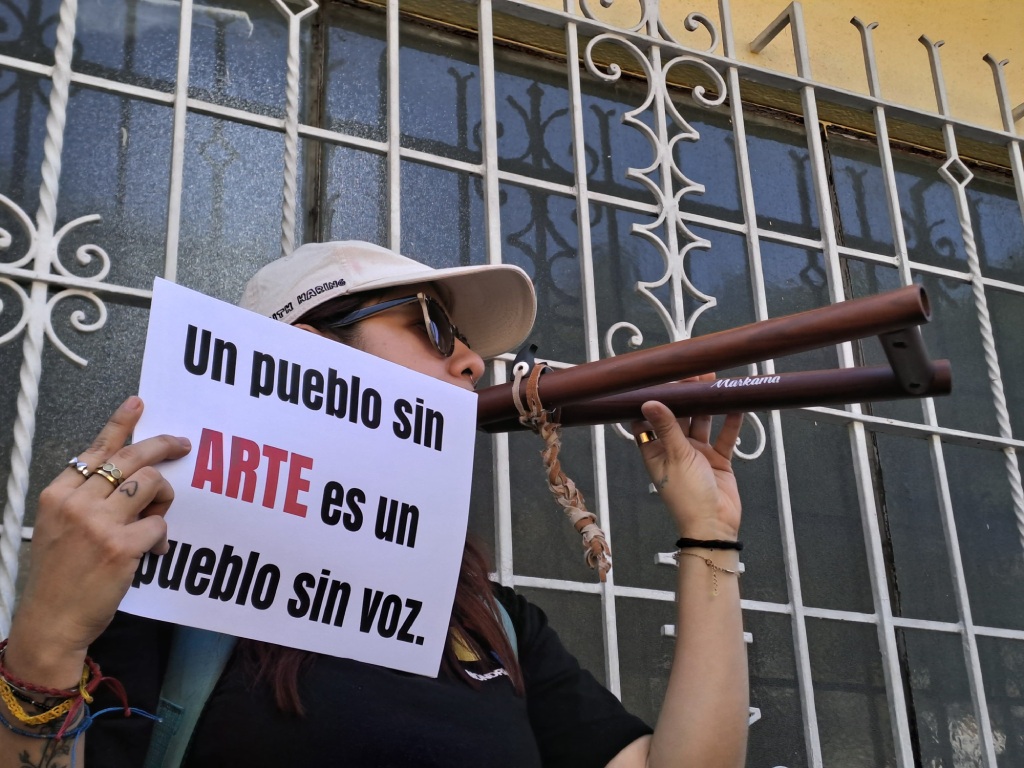 artistas manifiestan frente al edificio de Correos