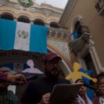 artistas manifiestan frente al edificio de Correos