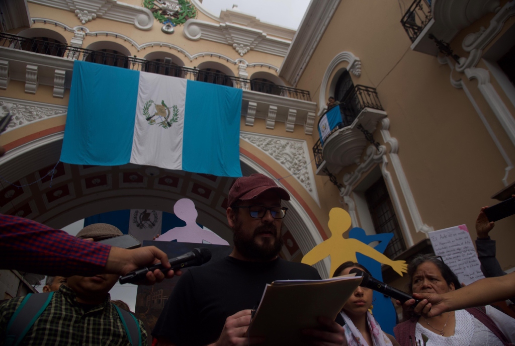 artistas manifiestan frente al edificio de Correos