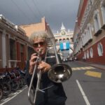 artistas manifiestan frente al edificio de Correos