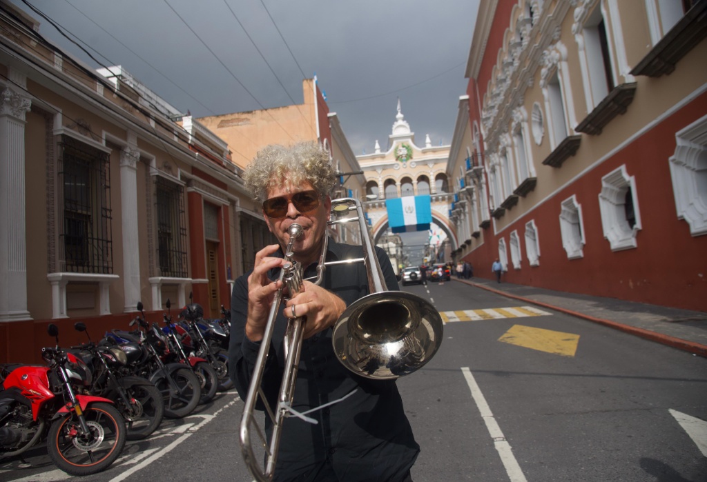 artistas manifiestan frente al edificio de Correos