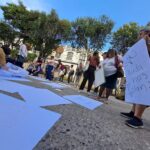 artistas manifiestan frente al edificio de Correos