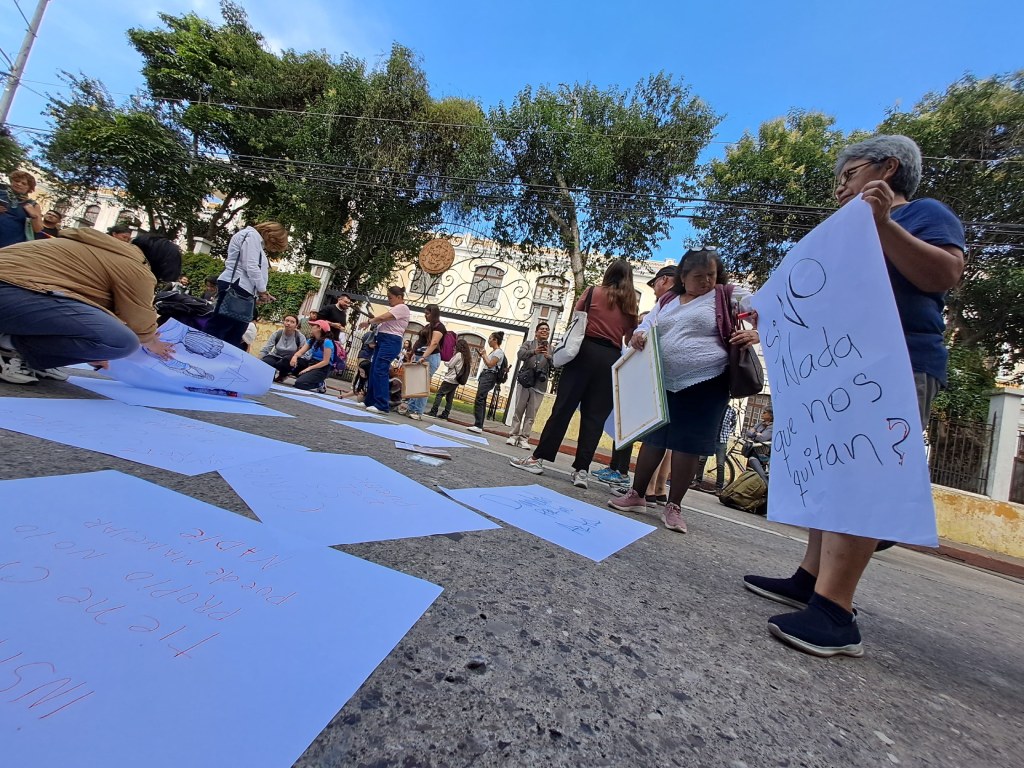 artistas manifiestan frente al edificio de Correos