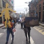 artistas manifiestan frente al edificio de Correos