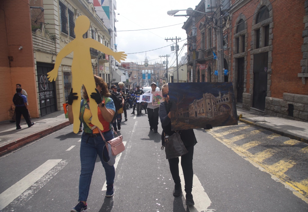 artistas manifiestan frente al edificio de Correos