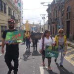 artistas manifiestan frente al edificio de Correos