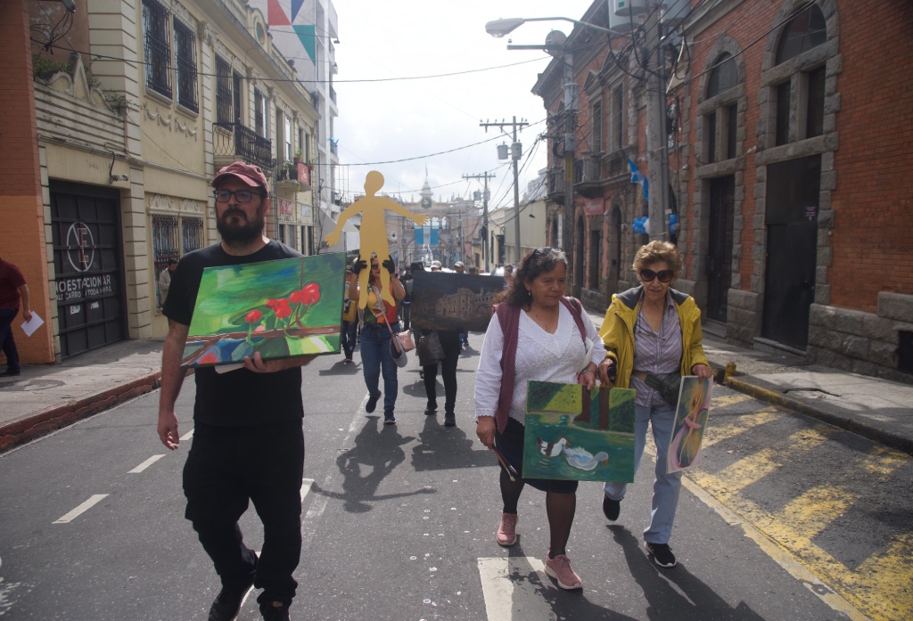 artistas manifiestan frente al edificio de Correos