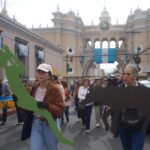 artistas manifiestan frente al edificio de Correos