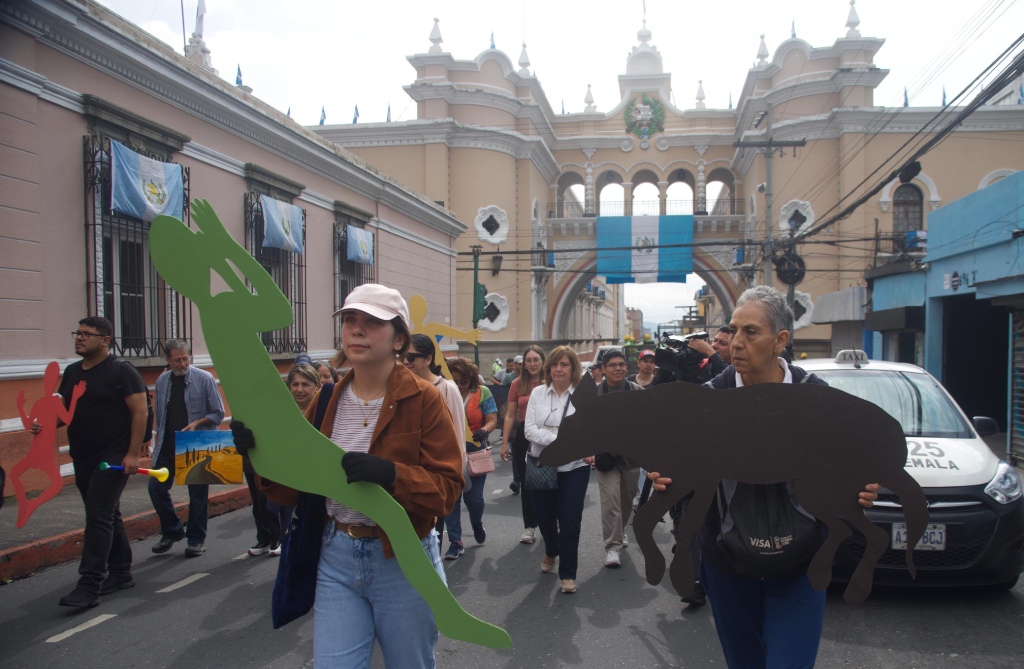 artistas manifiestan frente al edificio de Correos