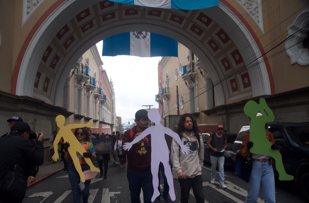 artistas manifiestan frente al edificio de Correos