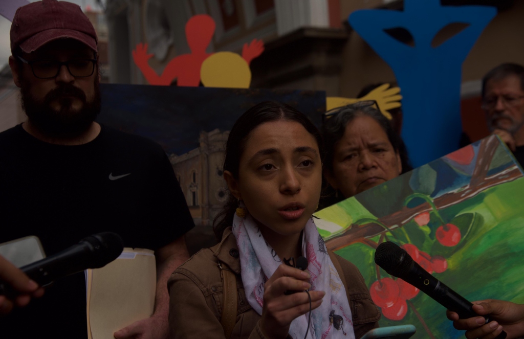 artistas manifiestan frente al edificio de Correos