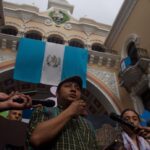 artistas manifiestan frente al edificio de Correos