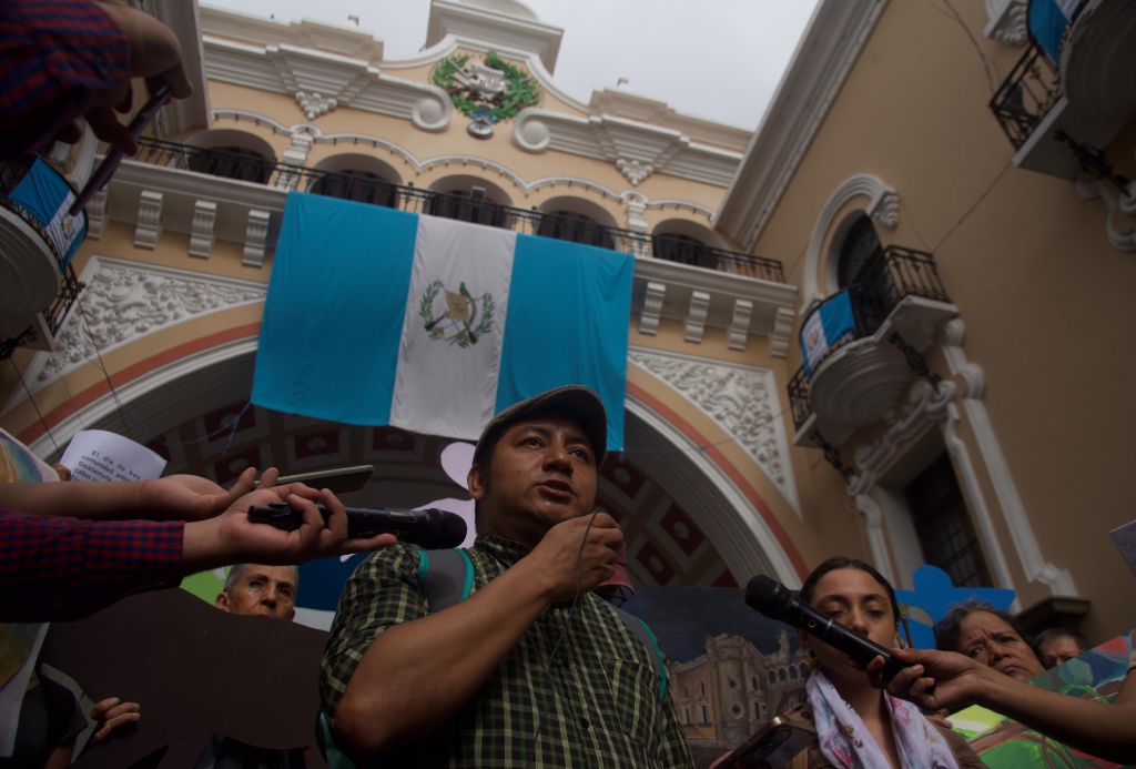 artistas manifiestan frente al edificio de Correos