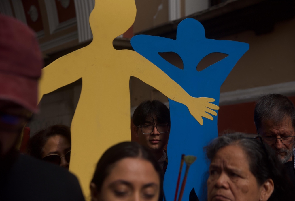 artistas manifiestan frente al edificio de Correos