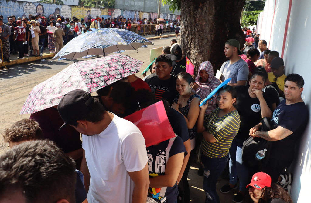 Migrantes en la frontera sur de México comienzan trámites de 'CBP One' para ir a EE.UU.