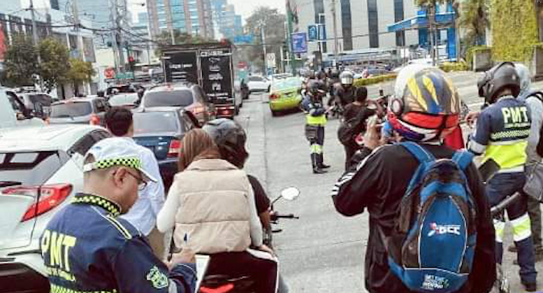 motoristas multados por circular sobre banquetas